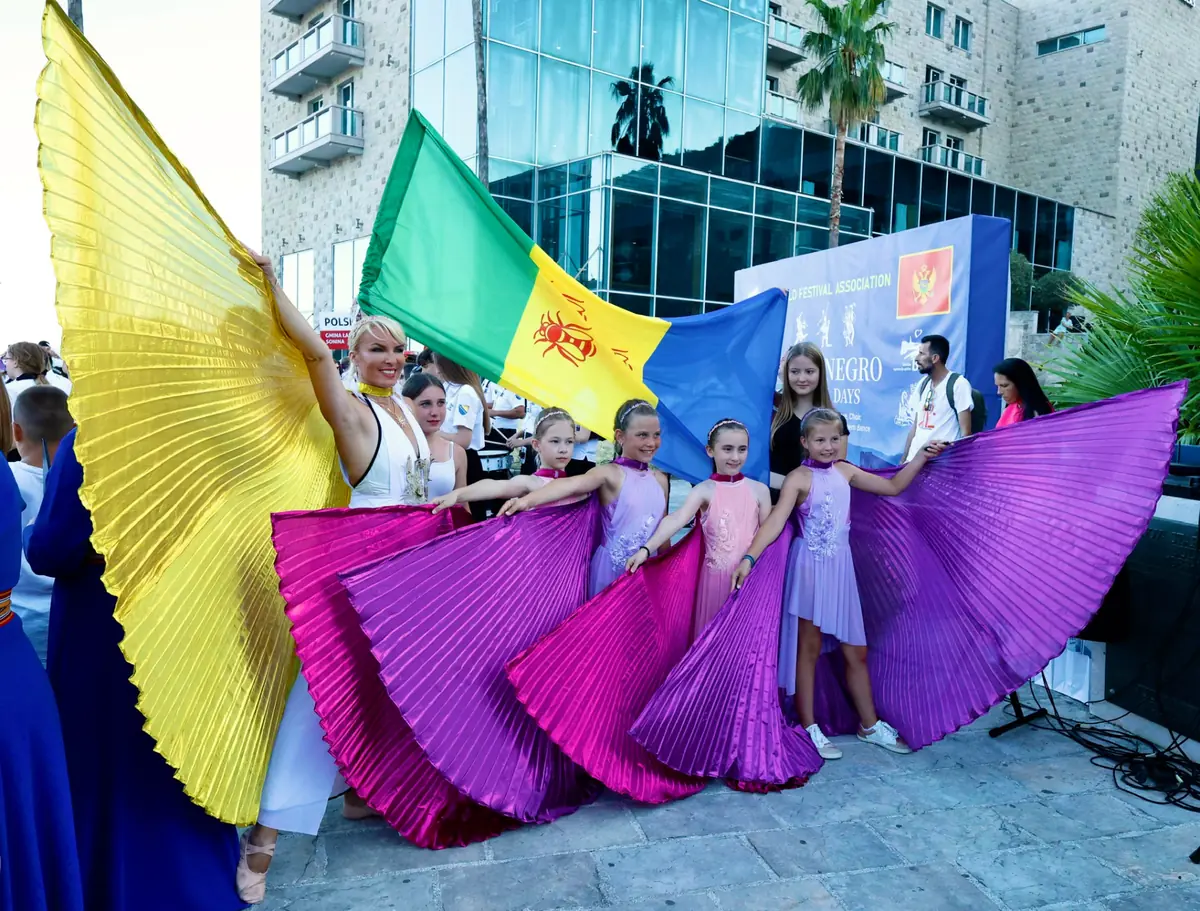 Plesalke Arabeske z barvnimi krili na festivalu v Črni gori