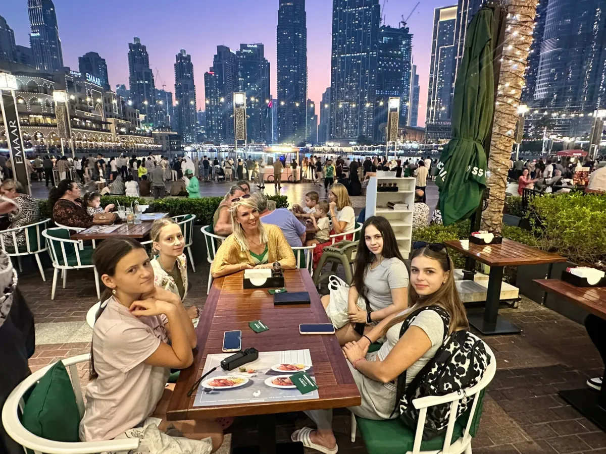 Plesalke Arabeske z mentorico pri večerji v Dubaju