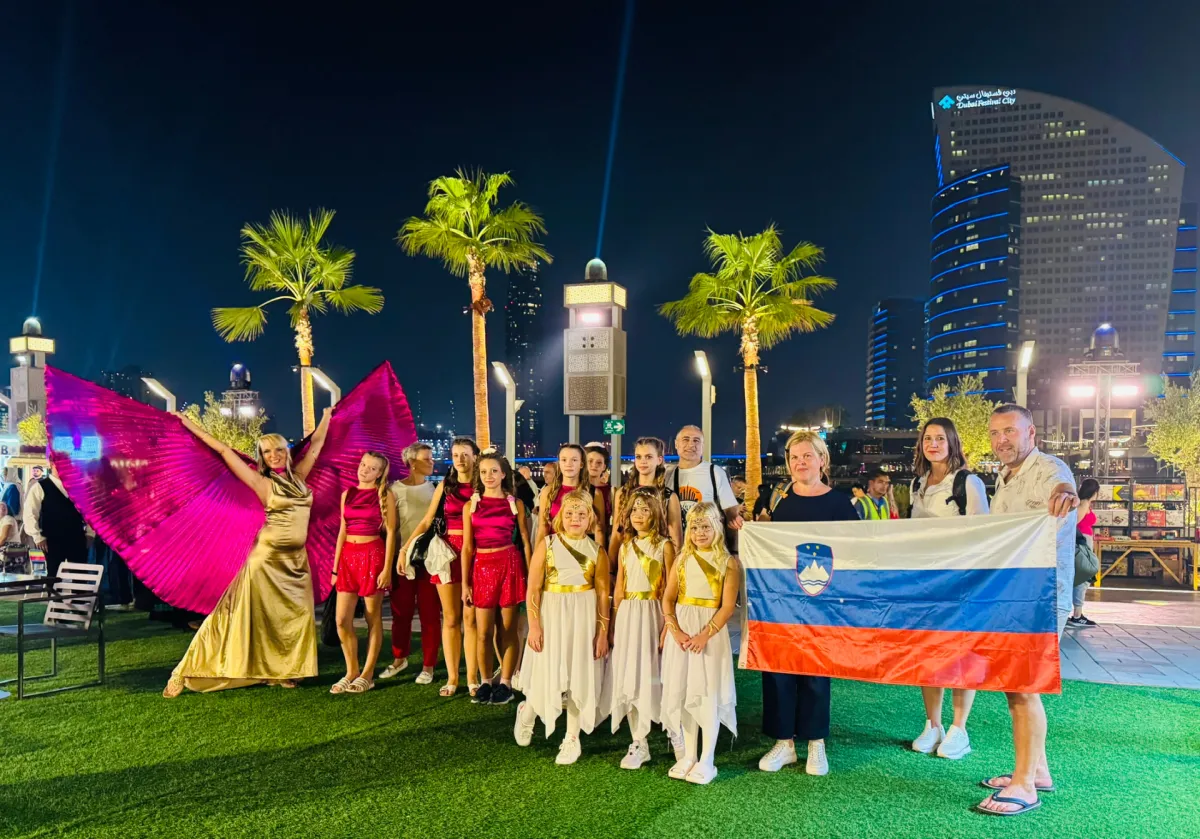 Skupina Arabeske s slovensko zastavo na gostovanju v Dubaju